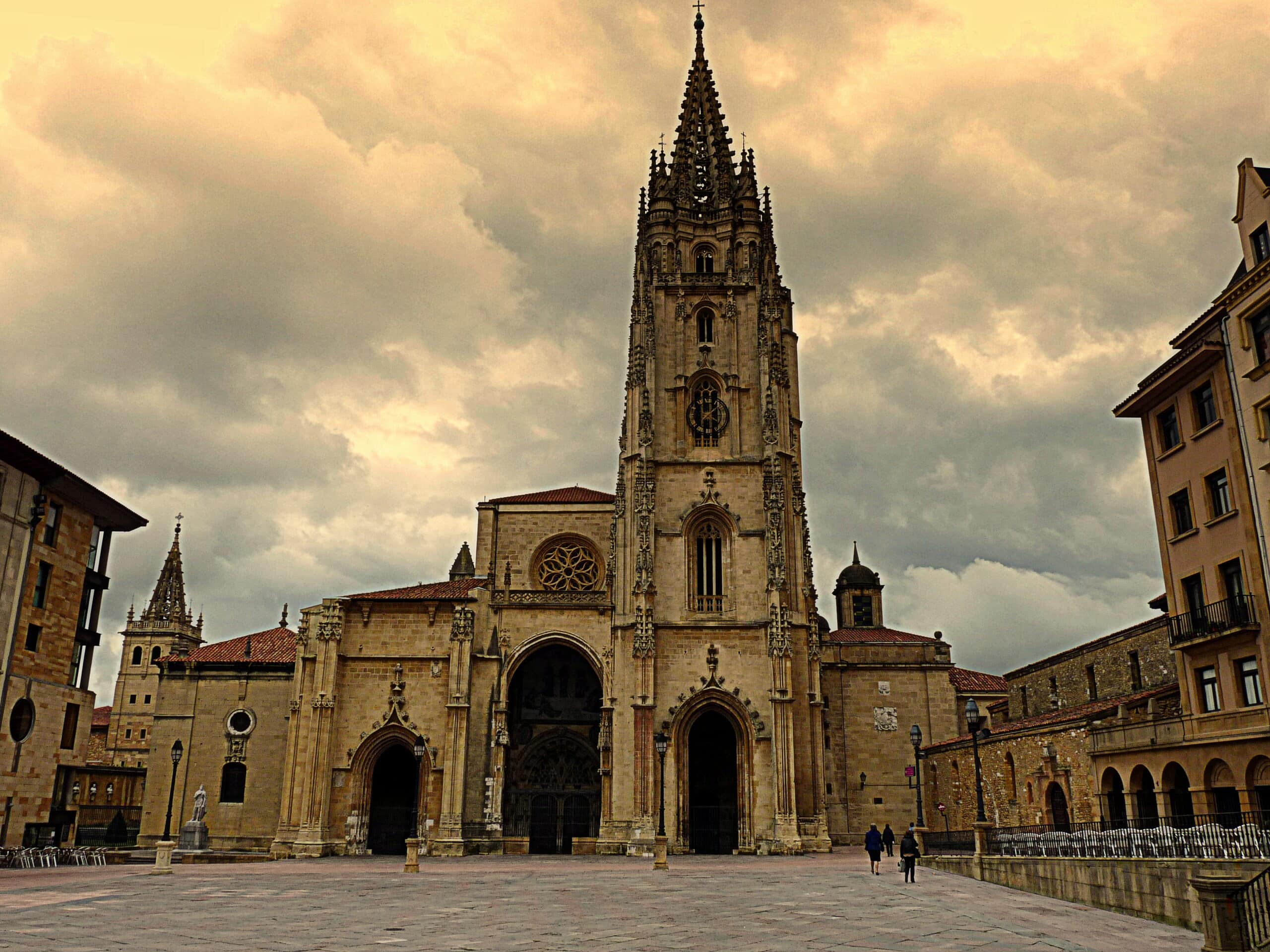 Reemergen reliquias renacentistas: Dos arcones medievales resguardan los santos óleos en la majestuosa Catedral