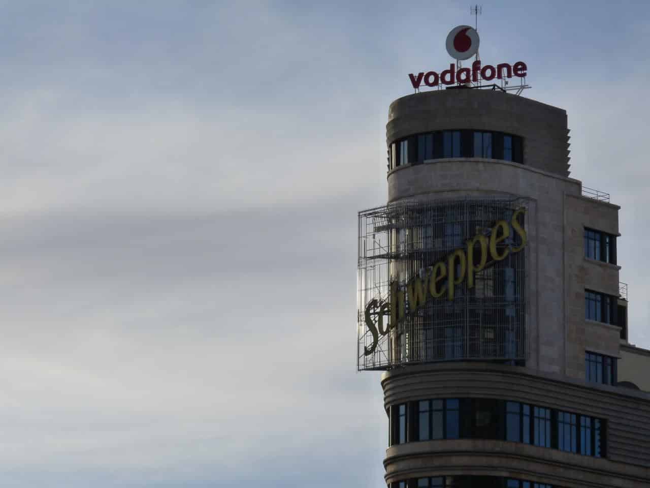 Un refrescante parecido: el edificio de Valencia que evoca a Schweppes en la Gran Vía