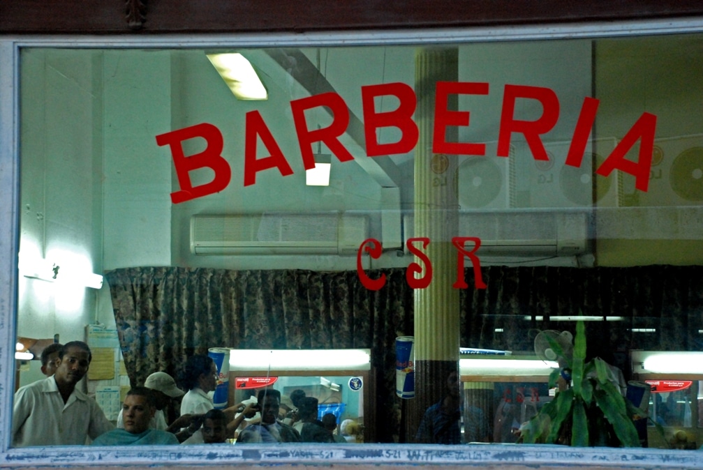 La Barbería de Valencia: Tijeras Majestuosas Conquistan Despachos
