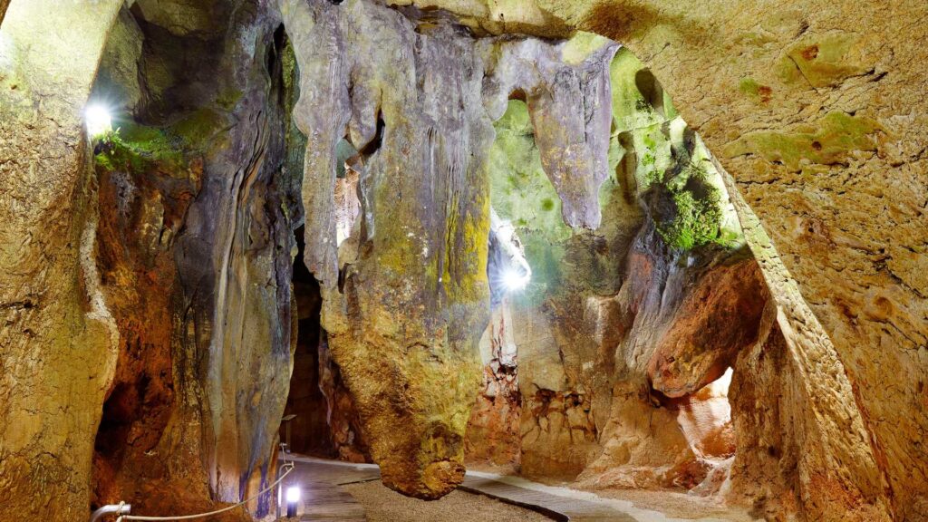 Cueva-de-las-calaveras-benidoleig