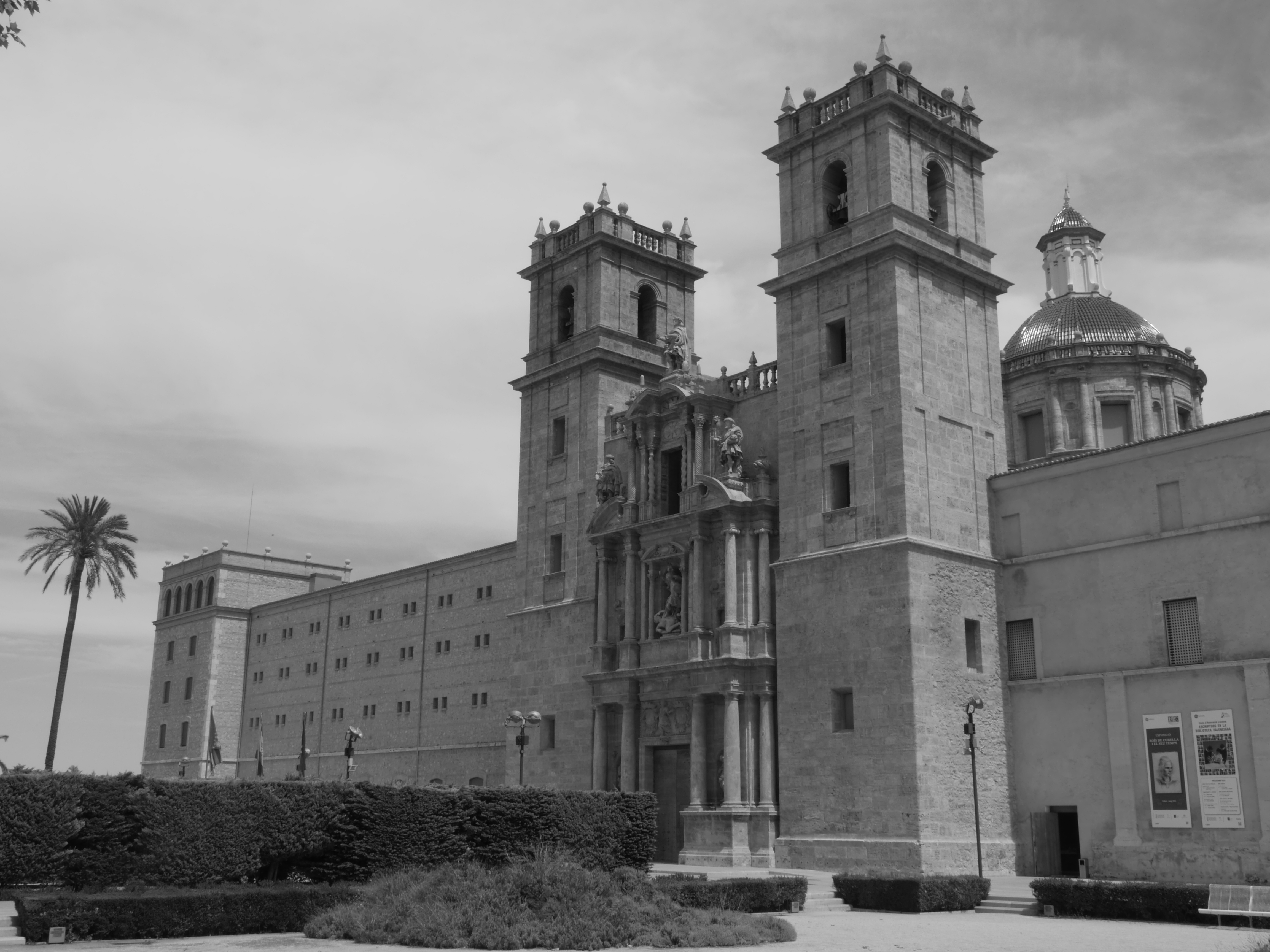 Detrás de los muros: La fascinante biblioteca del Monasterio de San⁣ Miguel de los Reyes