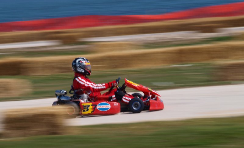 1. La adrenalina a toda velocidad: descubre la vertiginosa ‍pista de karts en Valencia