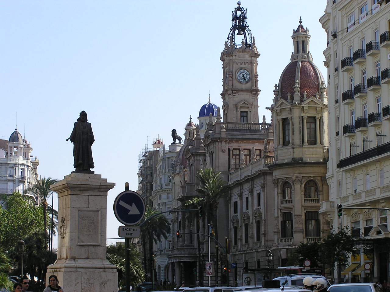 1. Descubriendo rincones ocultos: Explorando los misterios de la línea 10 del metro valenciano