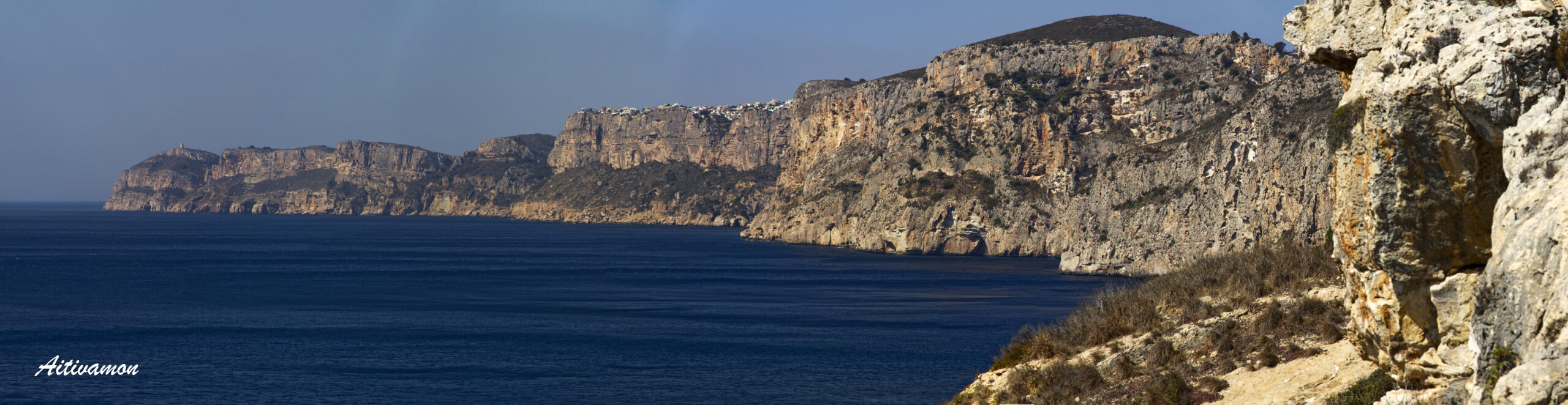 - Recomendaciones imprescindibles: Recorre cada una de las calas de Xàbia y descubre los rincones más cautivadores de la costa mediterránea