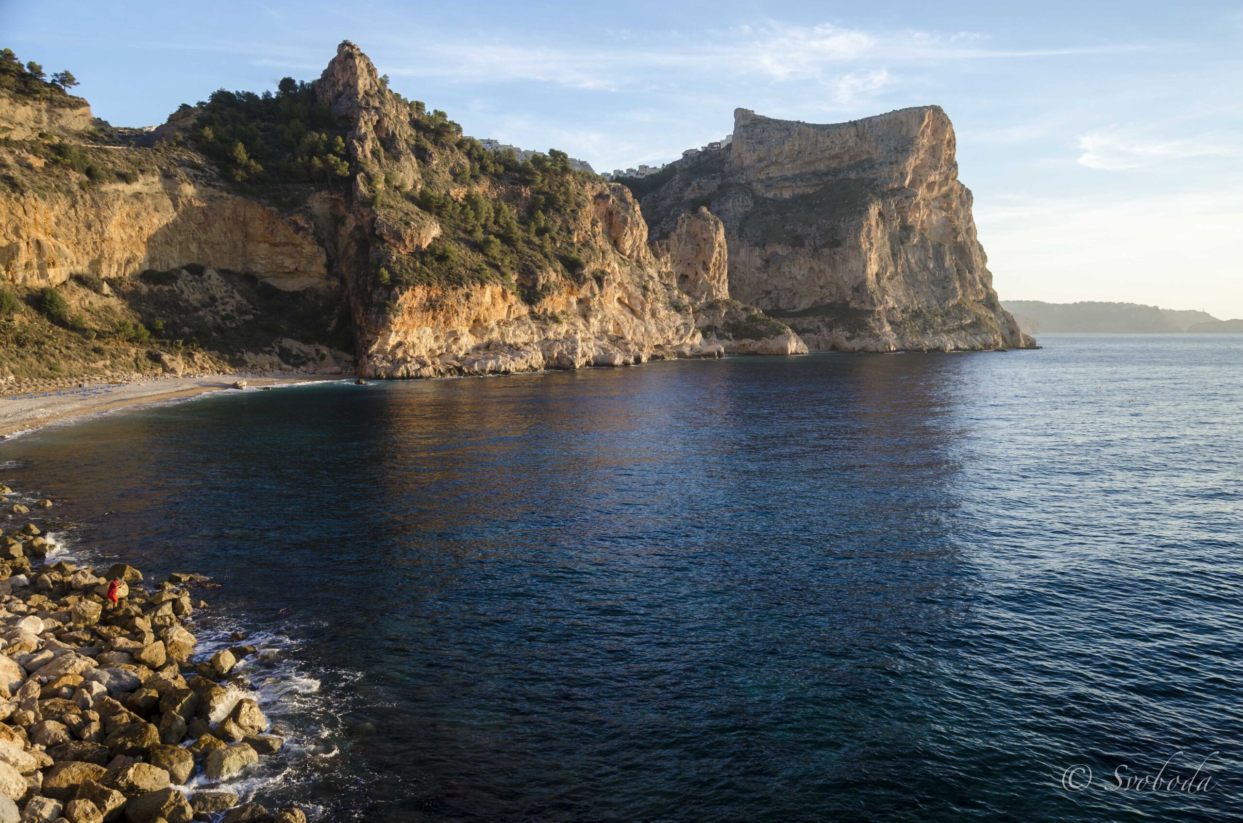 ¡La Cala del Moraig: Un destino perfecto para aquellos que buscan un día de sol inolvidable y económico!