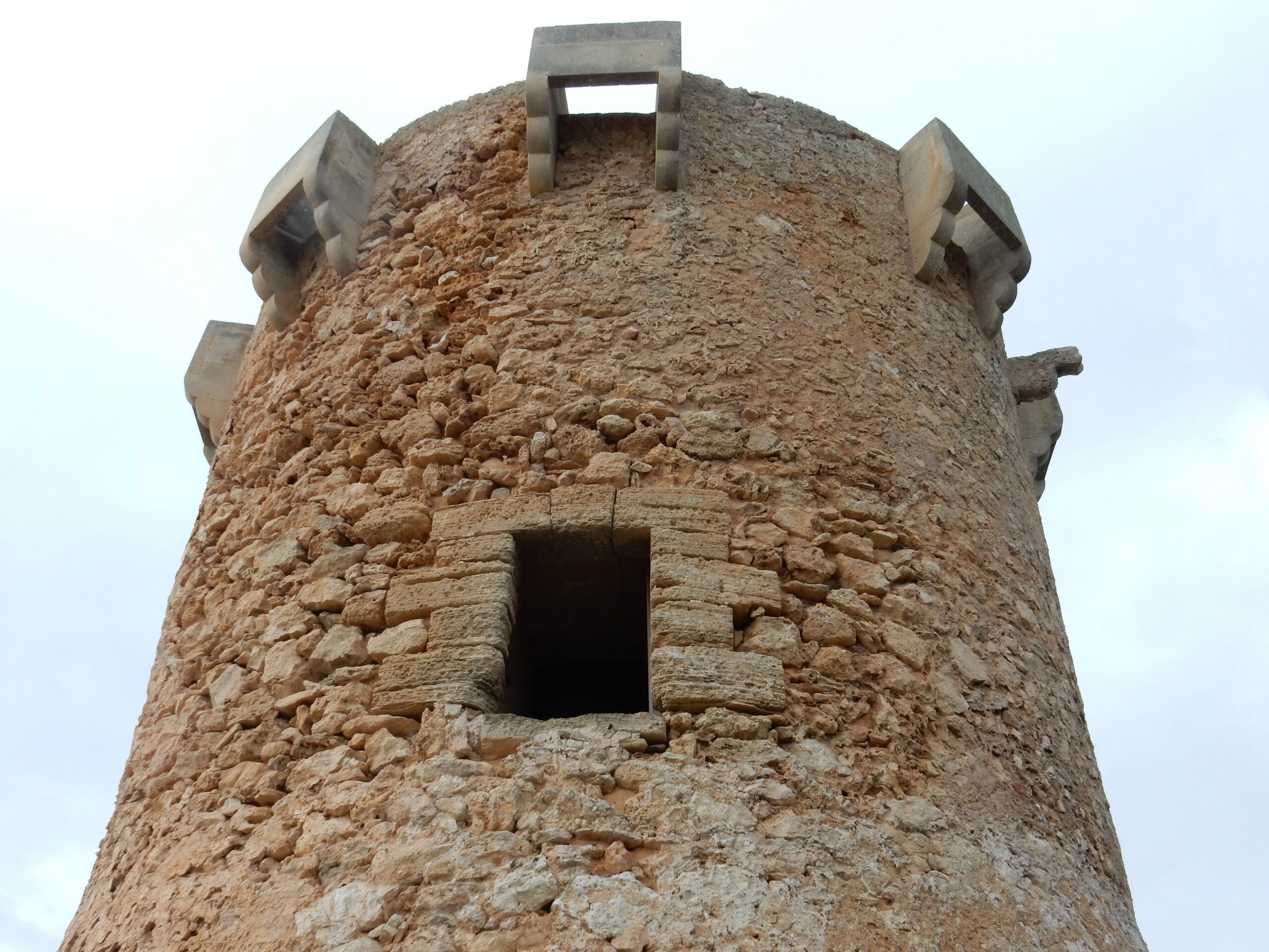 - Un fascinante paseo por la arquitectura medieval: Admira la grandeza de las torres de defensa