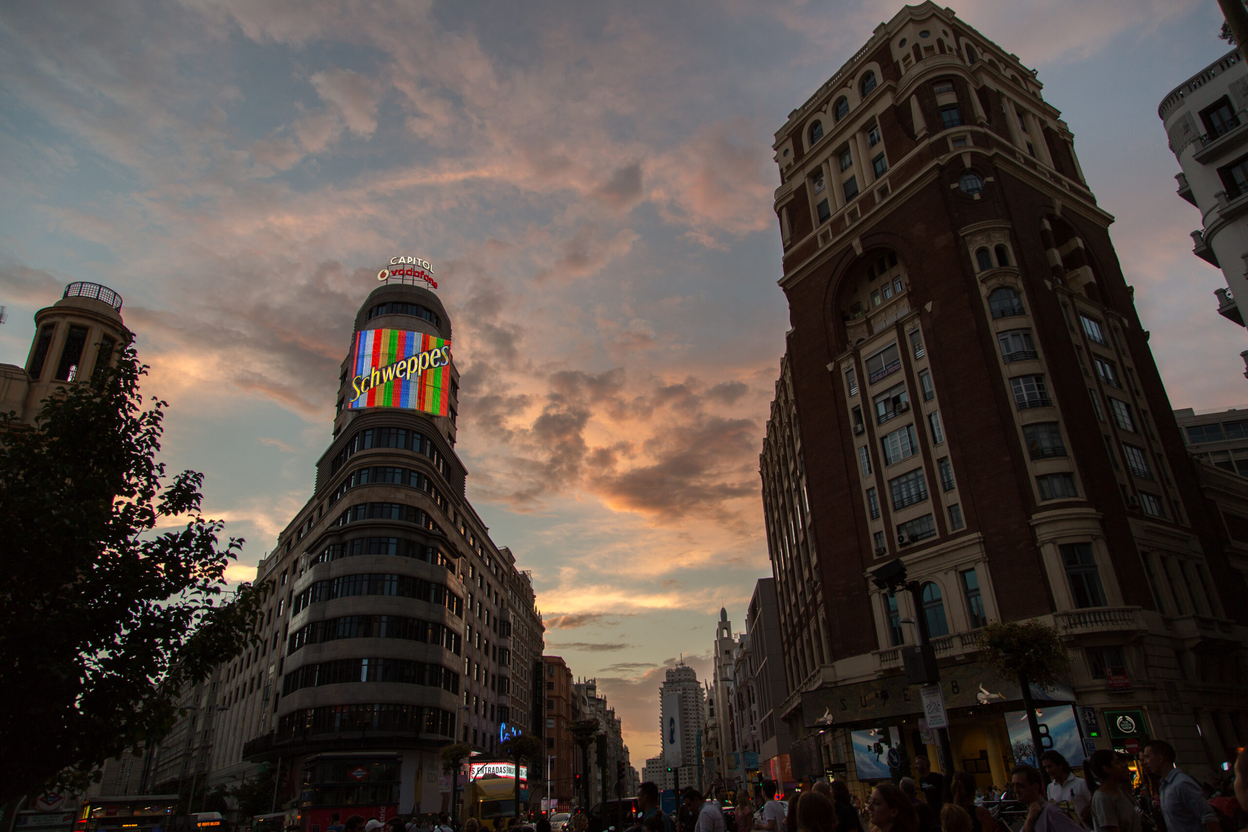 - El edificio de Valencia: un singular parecido que evoca a Schweppes en la Gran Vía