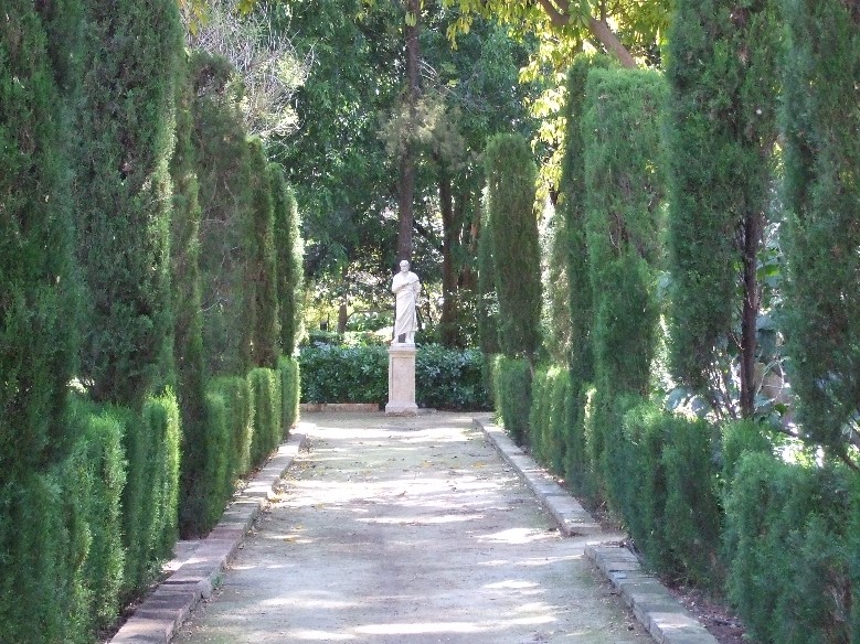 Explorando un oasis de flores y esculturas en el Jardín de Monforte