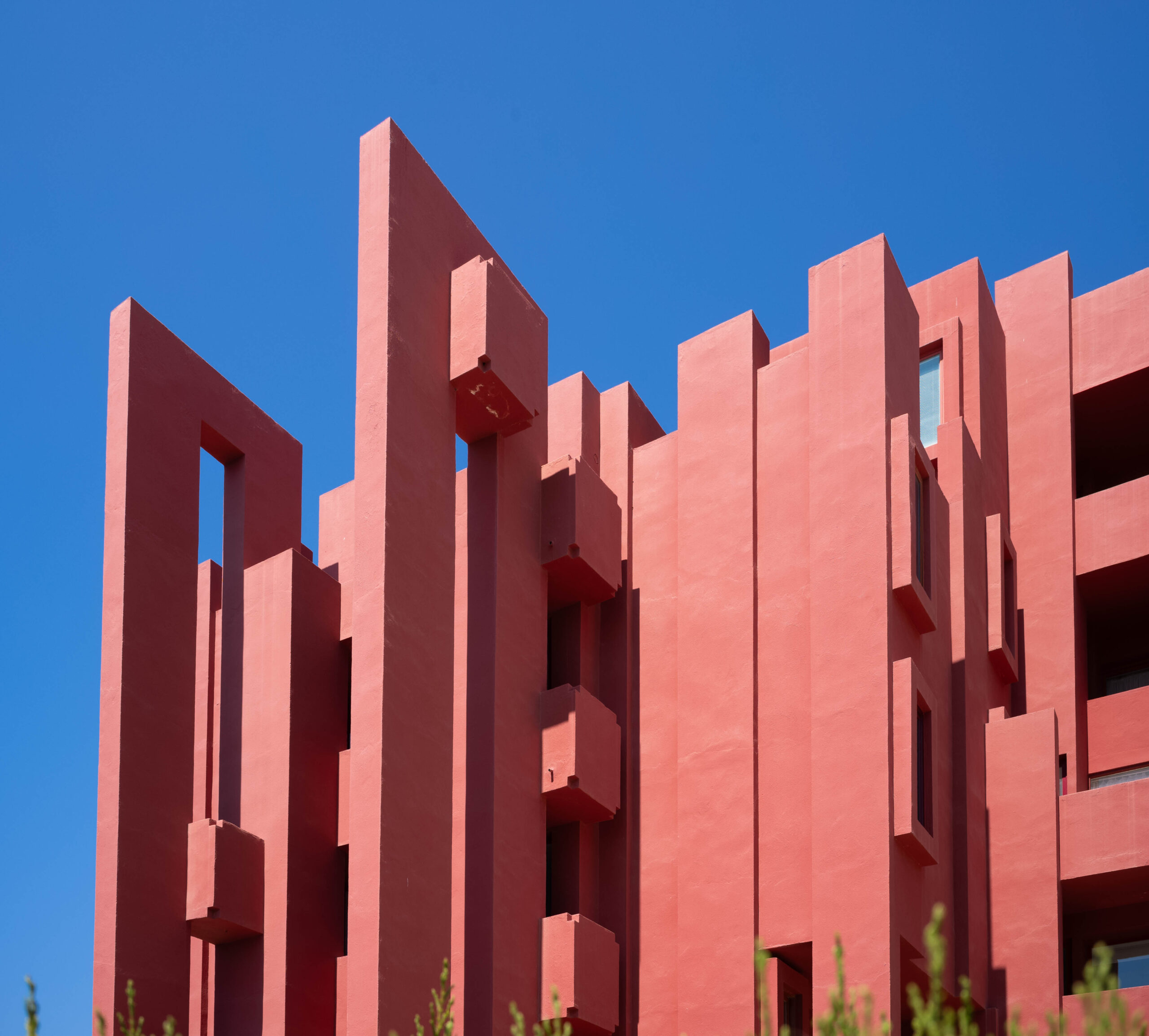 - Un recorrido por la arquitectura única de La Muralla Roja de Calpe