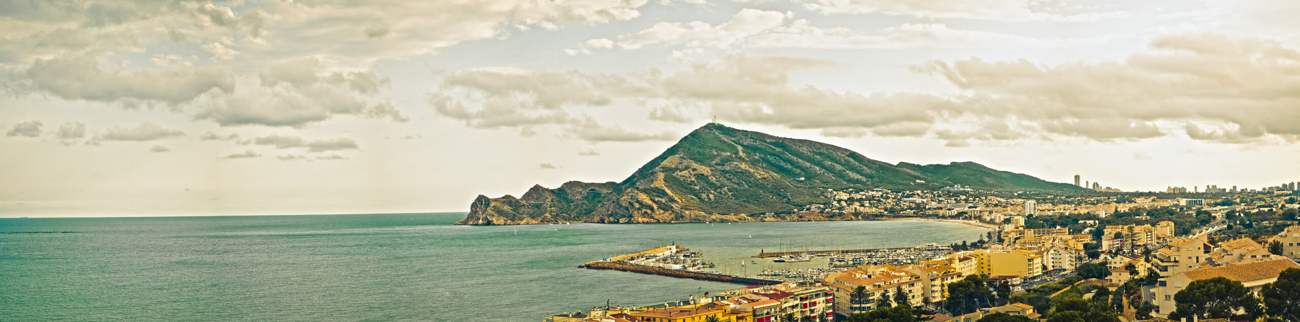 Vistas panorámicas y playas de ensueño: Relájate en las costas de Altea