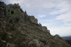 El Castillo de Benissili: Crónica Histórica del Caudillo Al-Azraq y el Enigmático Yacimiento El Xarpolar