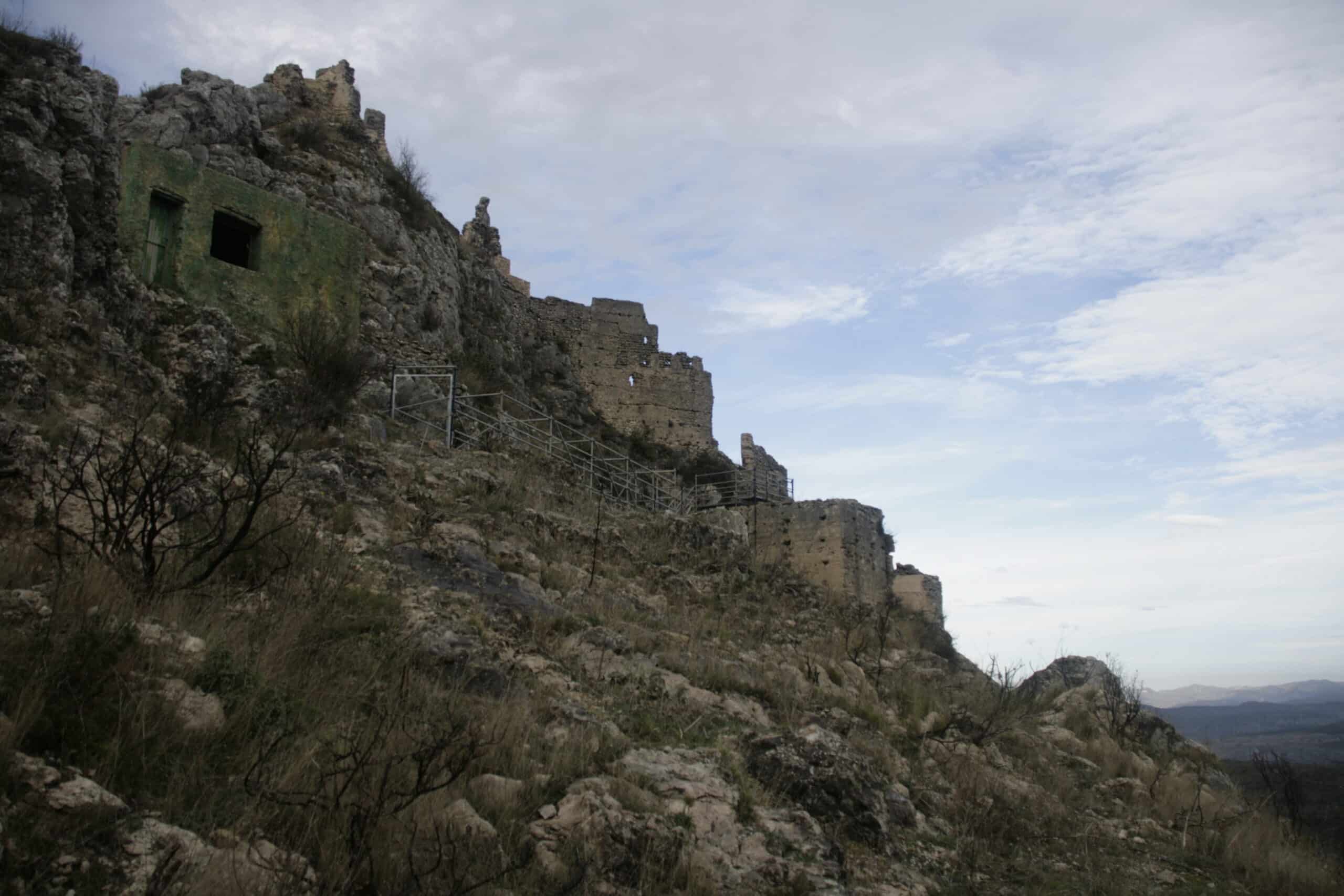 El Castillo de Benissili: Crónica Histórica del Caudillo Al-Azraq y el Enigmático Yacimiento El Xarpolar