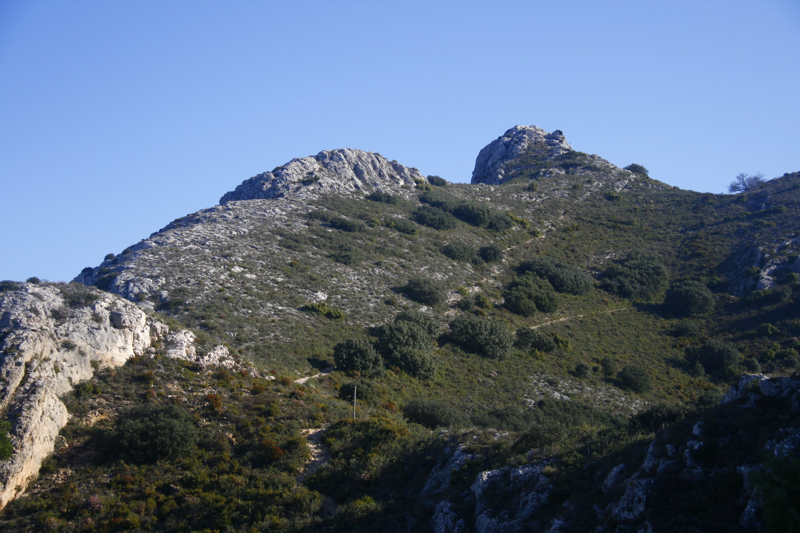  /></noscript></p>
<p>Desde las alturas del Benicadell, hemos divisado paisajes de ensueño que ?nos han hecho enamorarnos aún más de ‍esta‍ tierra. Senderos ?solitarios entre montañas cubiertas de vegetación ?exuberante, riachuelos que serpentean a través de valles, pequeños? pueblos que se asoman tímidamente a nuestros ojos, son solo algunos de los tesoros? que hemos descubierto en este rincón escondido.</p>
<p>¡Hasta pronto, queridos exploradores de ?la nostalgia!</p>
<h3>Índice</h3>
<ul class=