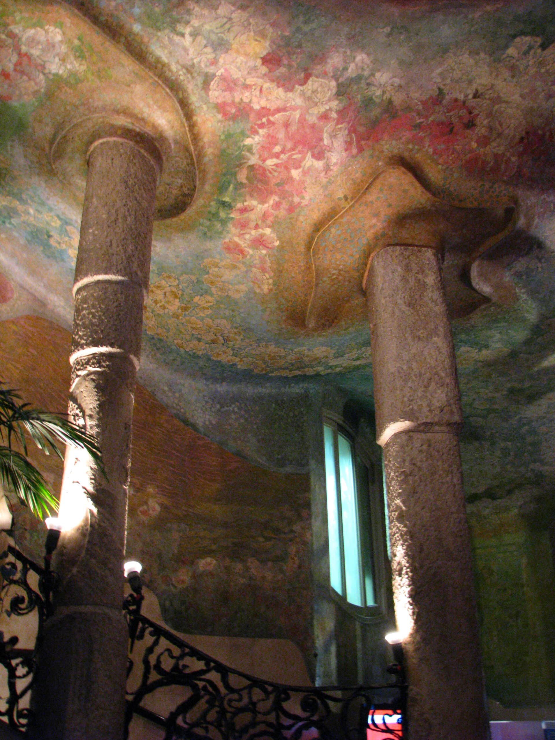 Esplendor sagrado: El majestuoso vestíbulo del Santuario de la Virgen