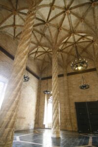 Desvelando los secretos de los sótanos de la Lonja: Historias ocultas bajo la ciudad