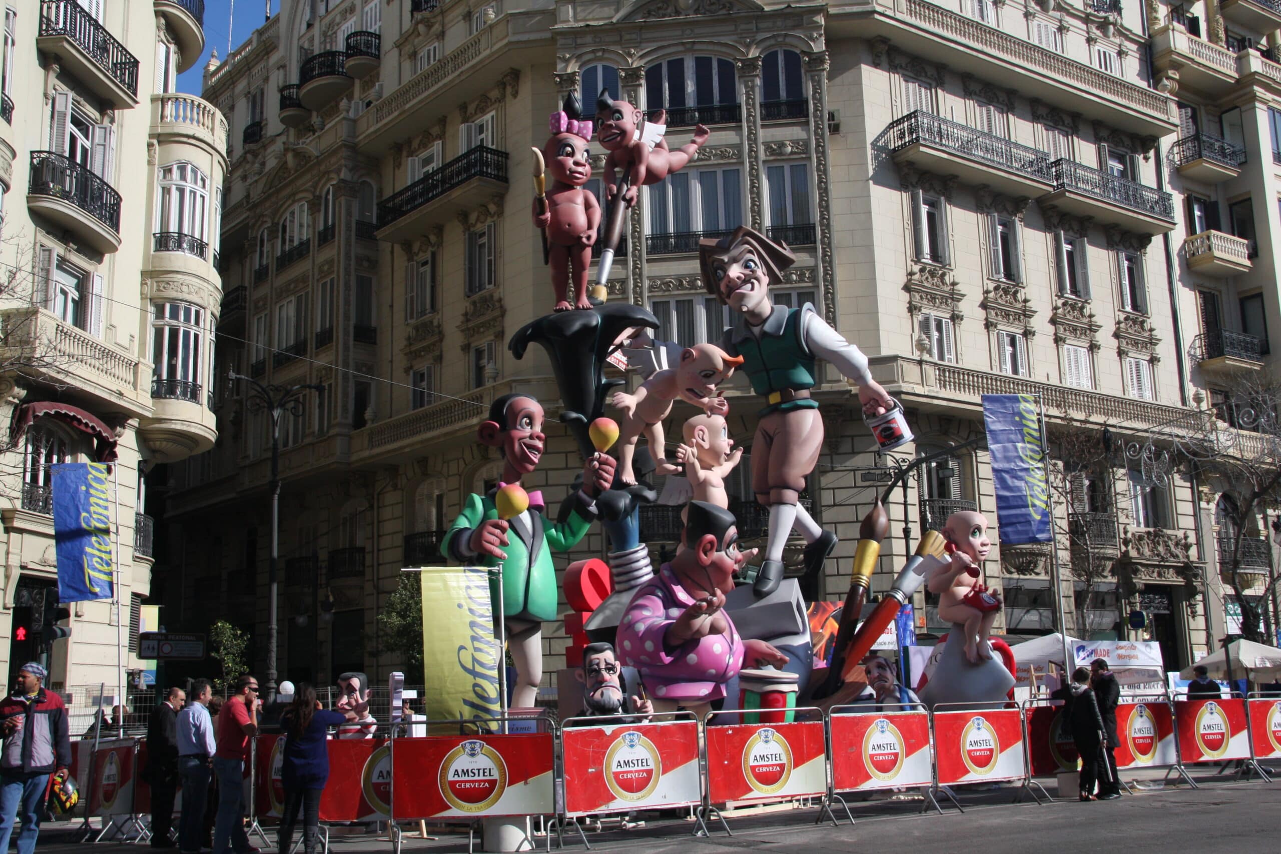Fallas: de monumentos ardientes a tradiciones fascinantes