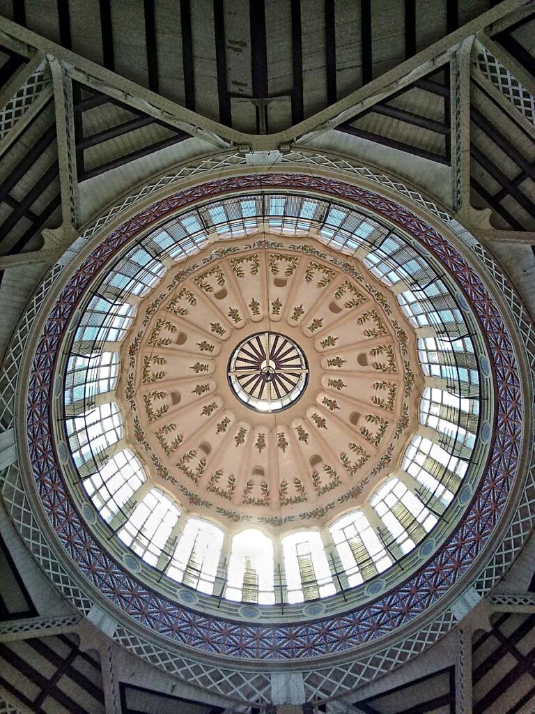 Valencia sorprende a todos con su propio ‘muro mágico’: Una joya que evoca la Grandeza China