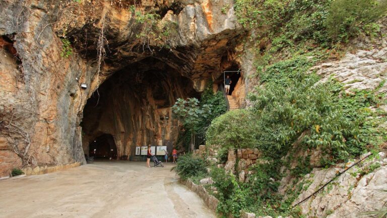 Benidoleig-cueva-calaveras