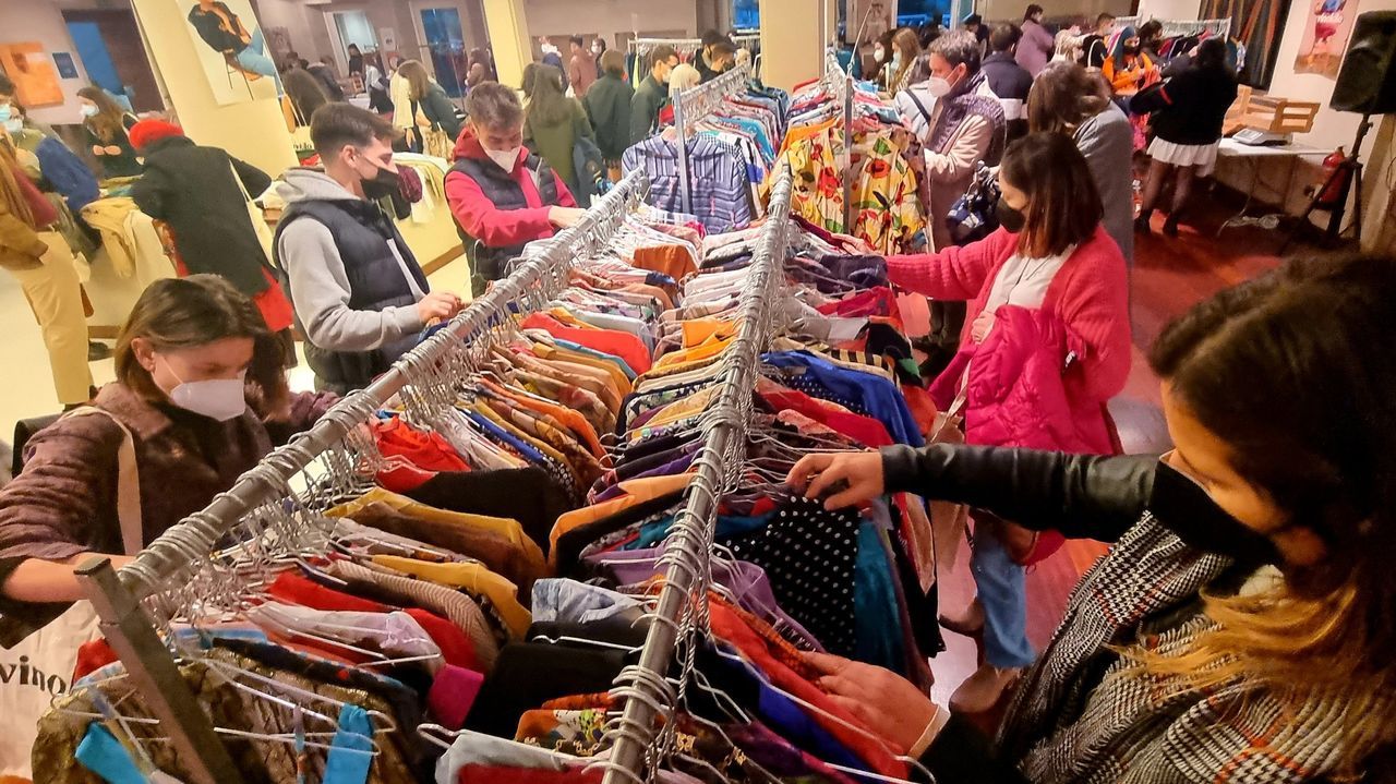 Llega a Vigo la moda «vintage» al peso que se cotiza a 35 euros el kilo