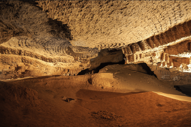 interior-de-la-cova-tallada