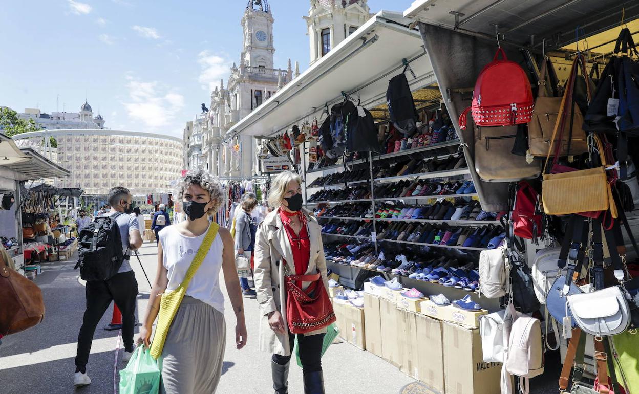  /></noscript></p>
<h3>Mercadillo de Avenida del Cid</h3>
<p>En el Mercadillo de la Avenida del Cid, que tiene lugar los miércoles en la calle José Maestre y sus alrededores, podemos encontrar un verdadero tesoro de ropa de segunda mano. A medida que recorremos las paradas, la emoción crece y nos sumergimos en un mar de colores, texturas y estilos únicos. Las paradas están puestas entre las 9:00 y las 14:00. Lo mejor de este mercadillo son las paradas con ropa de segunda mano y las tiendas con calzado. Recomendamos ir pronto porque pasadas las 11:00 la cantidad de gente aumenta considerablemente y no se pueden ver bien las tiendas.</p>
<p>Este mercadillo es el más grande de todos los que mencionaremos, con alrededor de 800 paradas que nos invitan a explorar sin límites.</p>
<h3>Mercadillo Benimaclet</h3>
<p>El Mercadillo de Benimaclet, que tiene lugar todos los viernes en la calle de Sant Esperit y sus alrededores, nos sorprende con una selección de bisutería de calidad y duradera. Aquí podemos encontrar piezas únicas que complementarán nuestros conjuntos con estilo y originalidad. Además, algunas paradas nos ofrecen bolsos y mochilas de segunda mano que añaden un toque especial a nuestro look. Este mercadillo también cuenta con tiendas que ofrecen ropa de primera y segunda mano, así como accesorios para el hogar y productos alimenticios que añaden aún más diversidad a la experiencia de compra.</p>
<p>Todos los viernes entre las 9:00 y las 14:00 se produce en la calle de Sant Esperit y sus calles<br />
colindantes.</p>
<h3>Mercadillo de Benicalap</h3>
<p>No podemos dejar de mencionar el Mercadillo de Benicalap, que tiene lugar todos los sábados en la calle Miguel Servet. Este mercadillo destaca por su gran tamaño y su variedad por lo que es fácil perderse en él. Aquí encontraremos puestos que ofrecen una amplia gama de artículos nuevos y usados, pero lo que realmente nos emociona es la cantidad de ropa de segunda mano que podemos encontrar. Encontraremos puestos donde podemos adquirir pantalones y abrigos por cantidades ridículas de uno o dos euros. Es un verdadero paraíso para los amantes de las gangas y los cazadores de tesoros ocultos. Al perderse entre las calles y paradas de este mercadillo, la emoción se apodera de nosotros, ya que cada rincón guarda la posibilidad de encontrar una prenda única que se convertirá en nuestra joya más preciada.</p>
<p>El mercadillo de Benicalap se produce todos los sábados entre las 9:00 y las 14:00 en la calle<br />
Miguel Servet y alrededores.</p>
<h3>Rastro de Valencia</h3>
<p>Si hay un mercadillo en Valencia que destaca por encima de todos es el Rastro de Valencia. Este increíble evento tiene lugar cada domingo y festivo del año es un lugar emblemático de encuentro para los amantes de lo vintage. Aquí es donde podemos encontrar artículos verdaderamente únicos. Desde cámaras analógicas en perfecto estado hasta libros antiguos y cuadros para decorar nuestro hogar, el Rastro de Valencia es un tesoro de posibilidades. Cada puesto nos invita a detenernos y explorar sus tesoros cuidadosamente seleccionados. La emoción de encontrar algo especial, algo que refleje nuestra personalidad y nuestra historia, nos embarga en cada visita. Te recomendamos que vayas dispuesto a detenerte en cada uno de sus puestos y que repitas la visita bastante a menudo puesto que los productos suelen renovarse cada semana.<br />
El Rastro de Valencia lo podrás encontrar todos los domingos y festivos del año con horario de 9 a 14 horas en la Av. Tarongers y Lluis Peixo. Concretamente en la Plaza Amelia Chiner, 46022 Valencia.</p>
<p>Con toda esta información, estamos listos para sumergirnos en las calles de <a href=