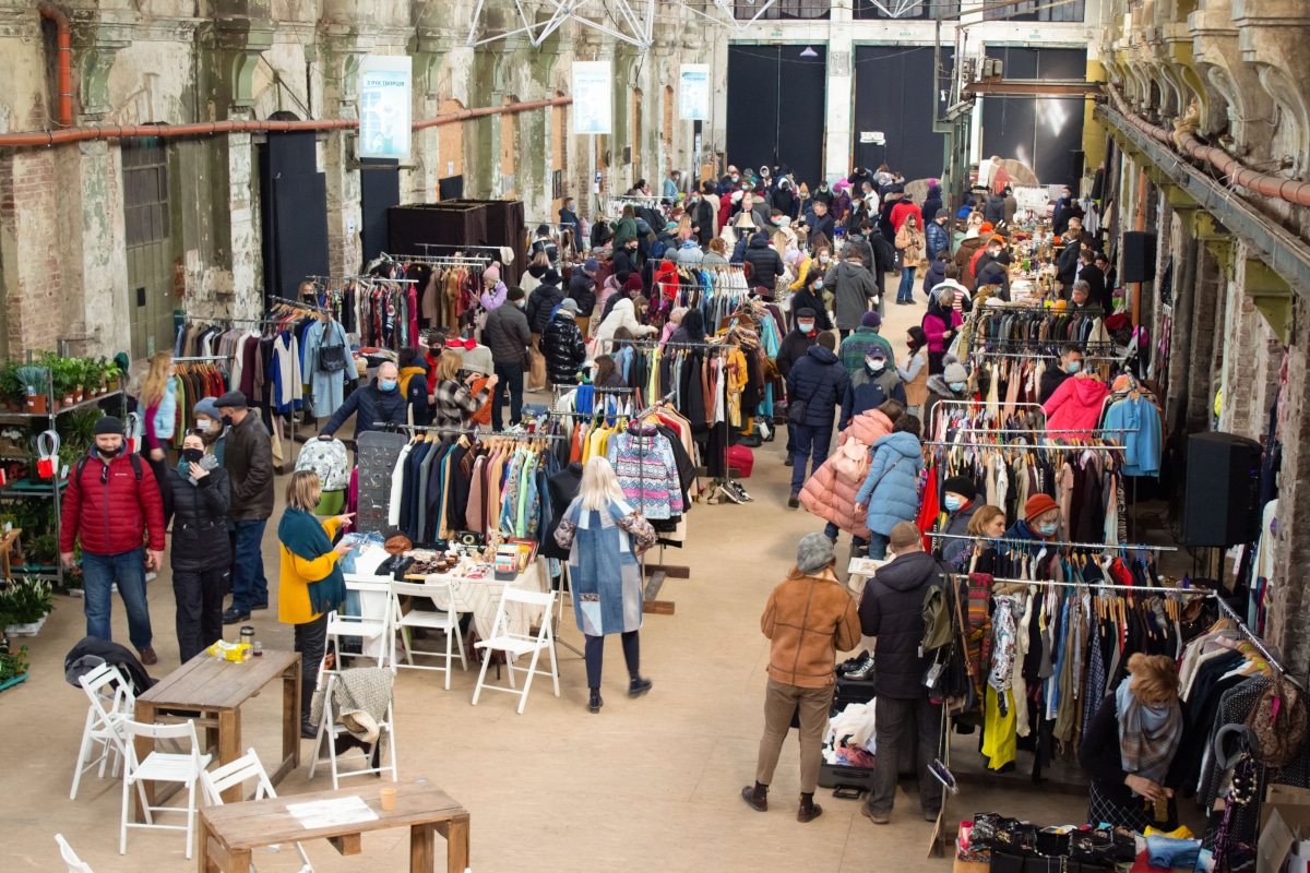 Llega a Barcelona el mayor mercado de ropa vintage por kilo de Europa - Barcelona Secreta