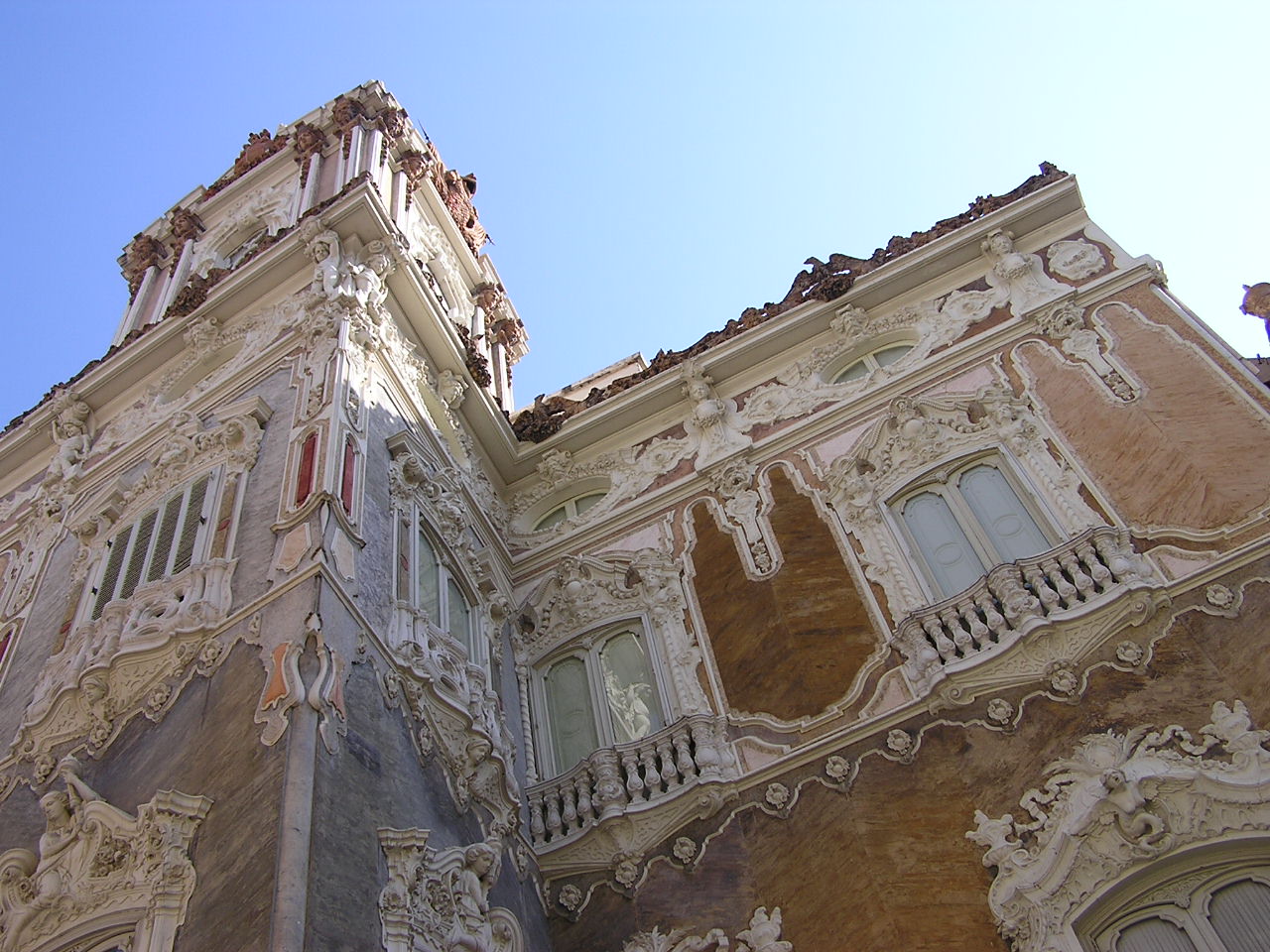 2. Encantadoras joyas arquitectónicas: Explorando la riqueza cultural de Valencia