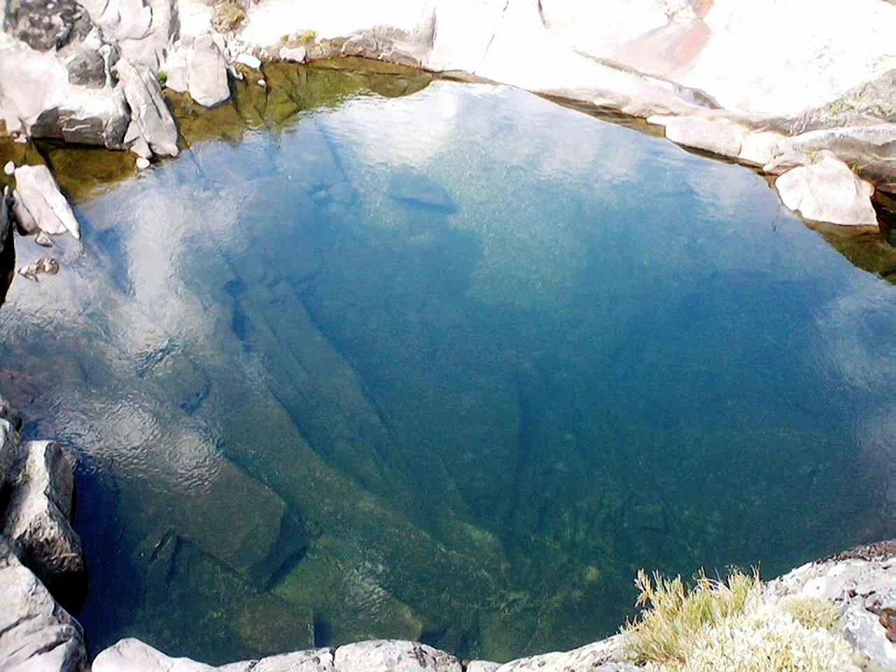 - Maravíllate con la belleza salvaje de las pozas de agua cristalina