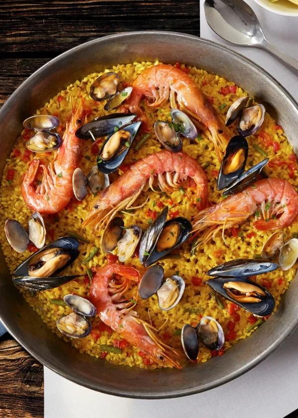 Descubre la Albufera: Paseo en Barca y Paella Valenciana