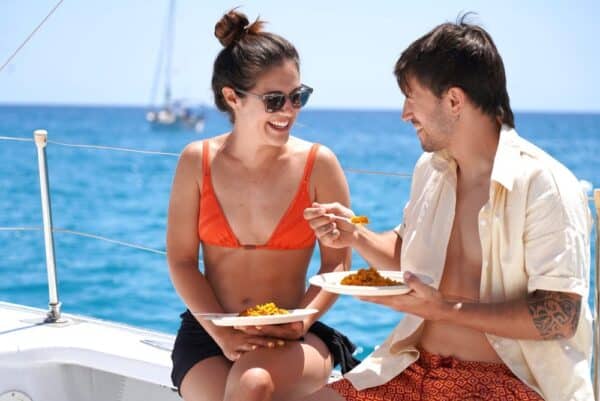 Excursión en catamarán con baño y paella desde Valencia