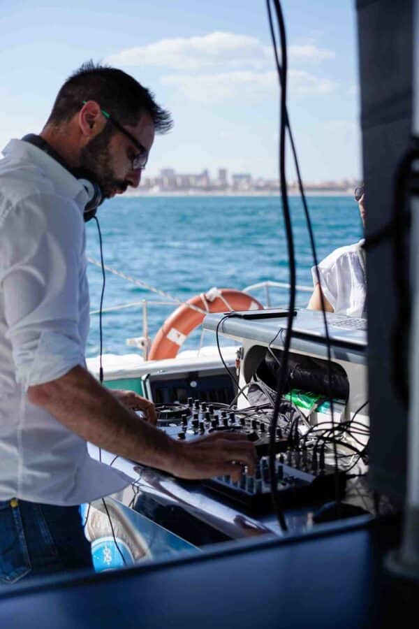 Fiesta en catamarán con baño y paella desde Valencia - Imagen 3
