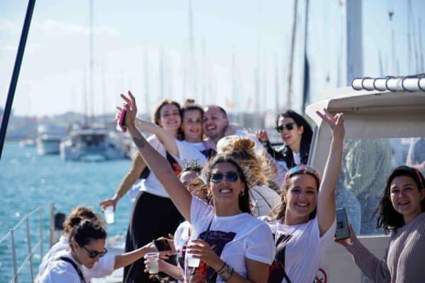 Fiesta en catamarán con baño y paella desde Valencia