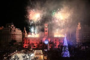 CASTILLO-FUEGOS-ARTIFICIALES-VALENCIA-NOCHEVIEJA-2025-PLAZA-AYUNTAMIENTO