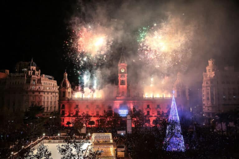 CASTILLO-FUEGOS-ARTIFICIALES-VALENCIA-NOCHEVIEJA-2025-PLAZA-AYUNTAMIENTO