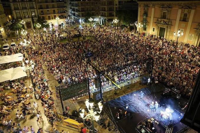 Actividad multitudinaria de la Feria de Julio en una plaza de Valencia