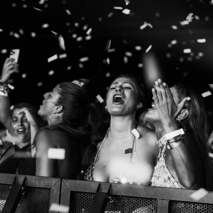 Escenario nocturno de Zevra Festival